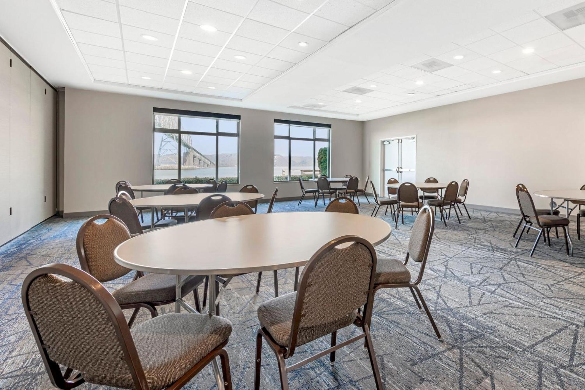 Holiday Inn Express Hotel & Suites Astoria By Ihg Bagian luar foto